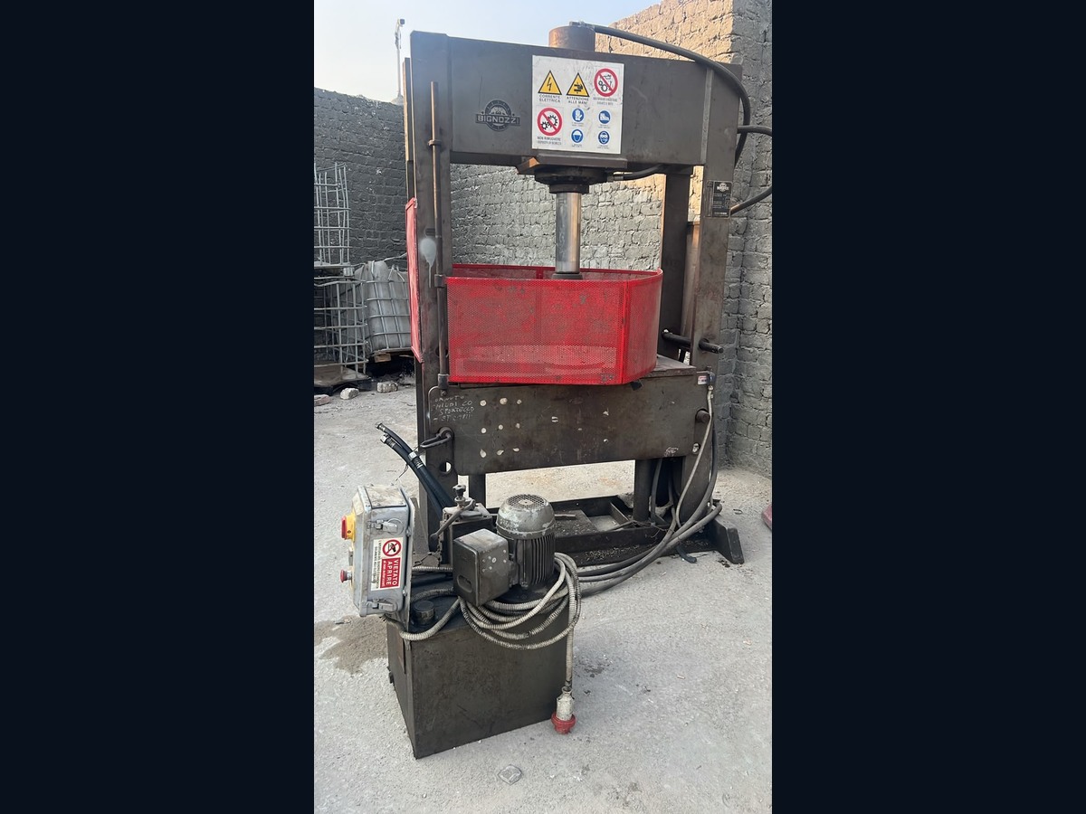 مكابس ومعدات صناعية